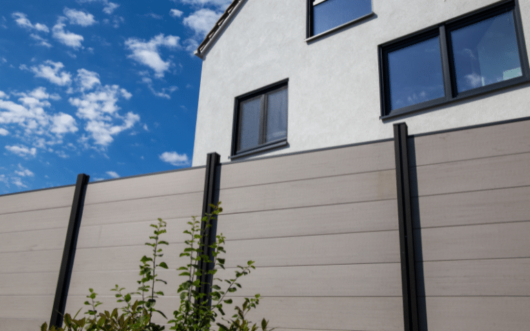 Milyen eszközök és kiegészítők szükségesek a WPC kerítésléc rögzítéséhez?