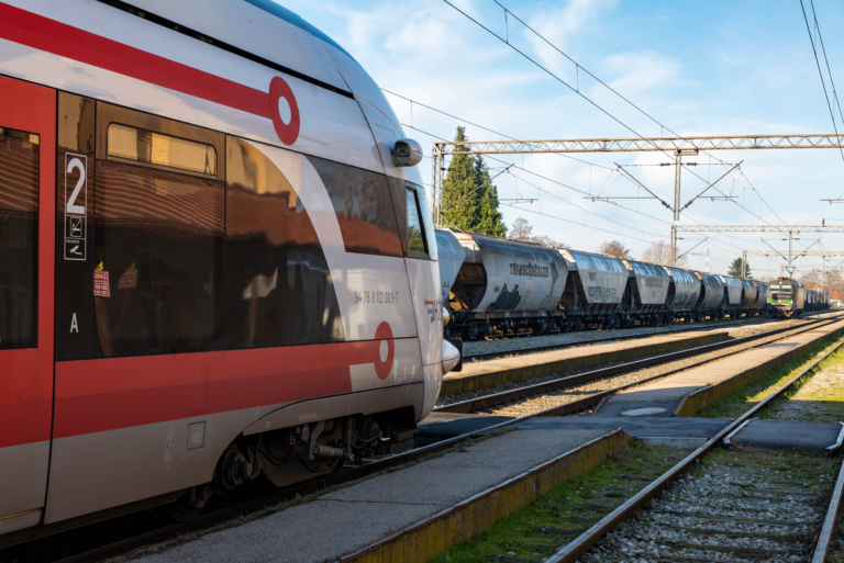 Átszállás feszültség nélkül: Így találod meg a leggyorsabb csatlakozást vonatról buszra